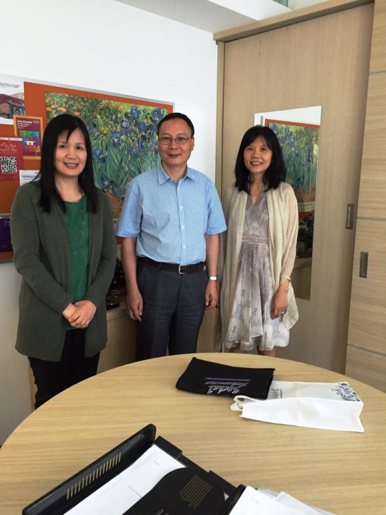 李长栓教授与新跃大学人文学院经理吴燕怡(右)和翻译项目主任许芸(左)合影1